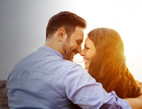 couple kissing at sunset